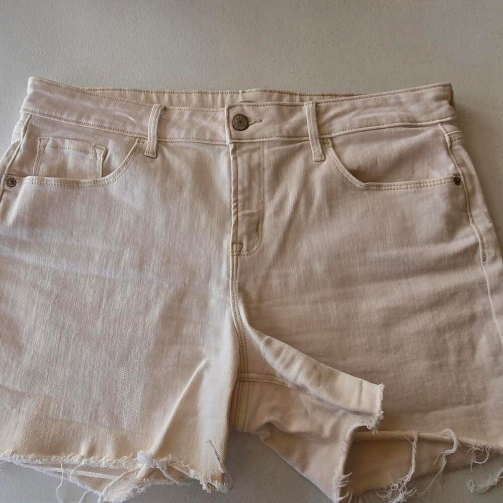Old Navy Cream denim shorts with raw hem 12